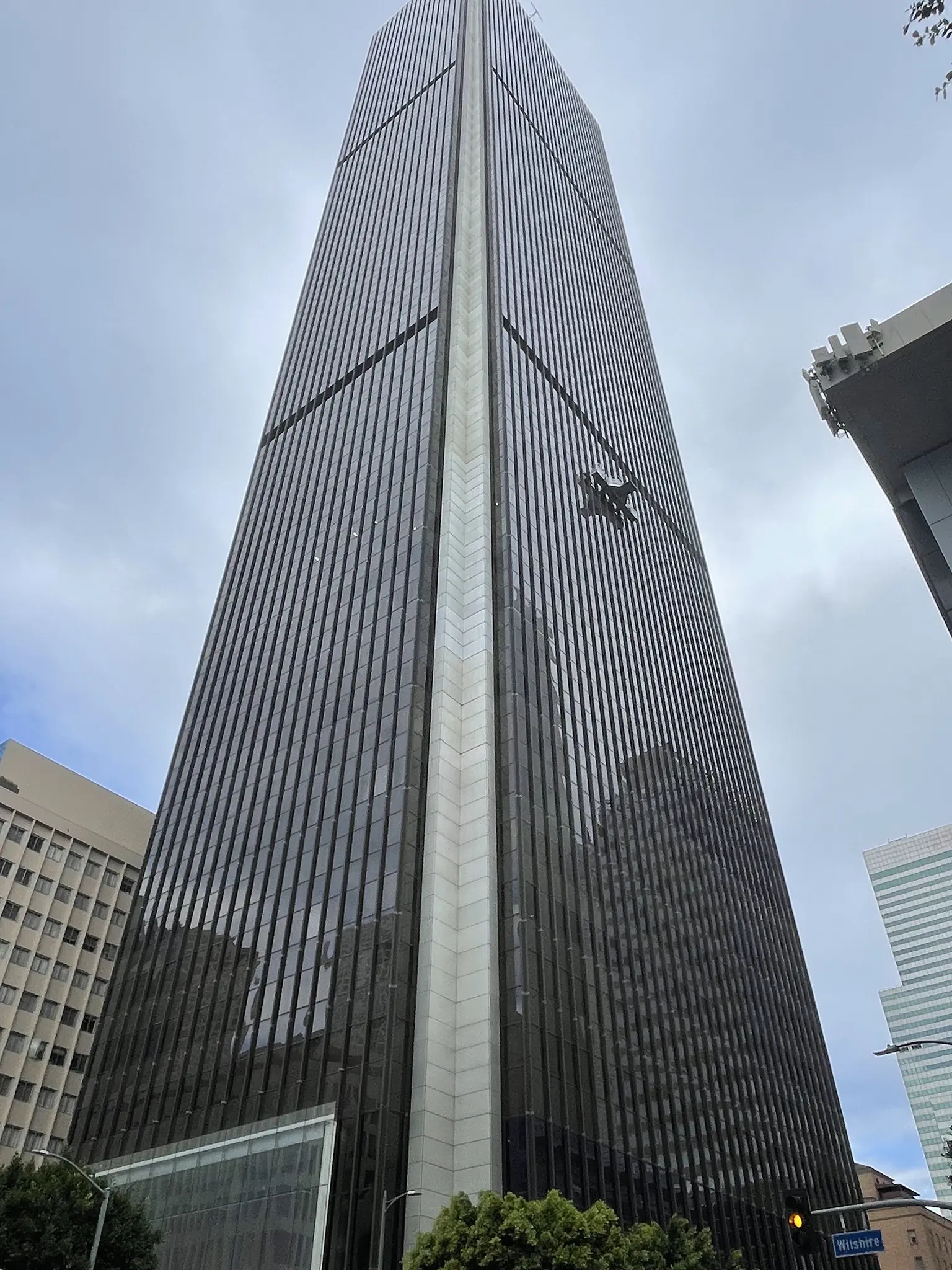Aon Center, trying to make you ignore that it&rsquo;s shorter than the building across the street.